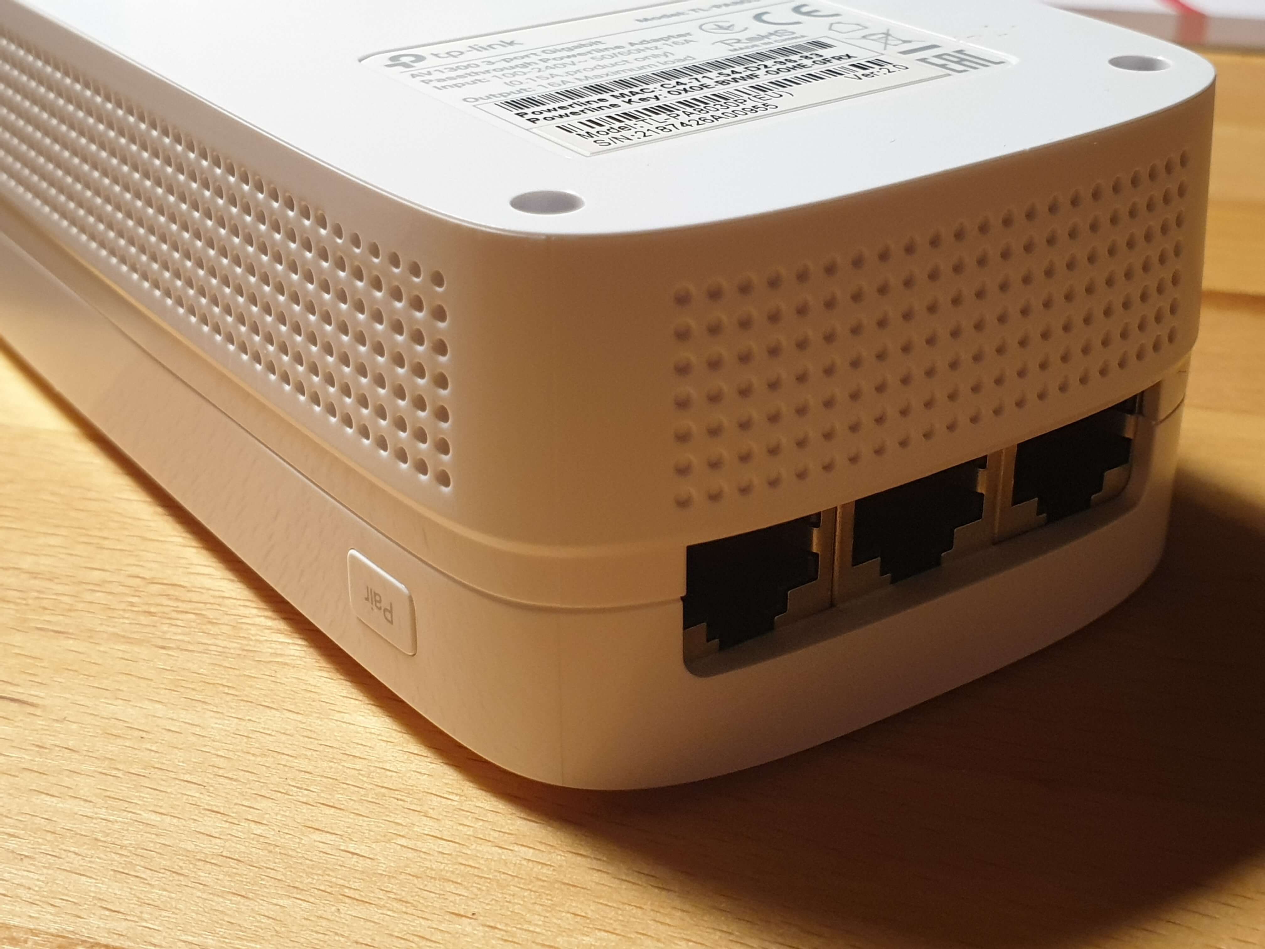 Foto eines TP-Link Powerline Steckers mit eingebautem Drei-Port-Switch